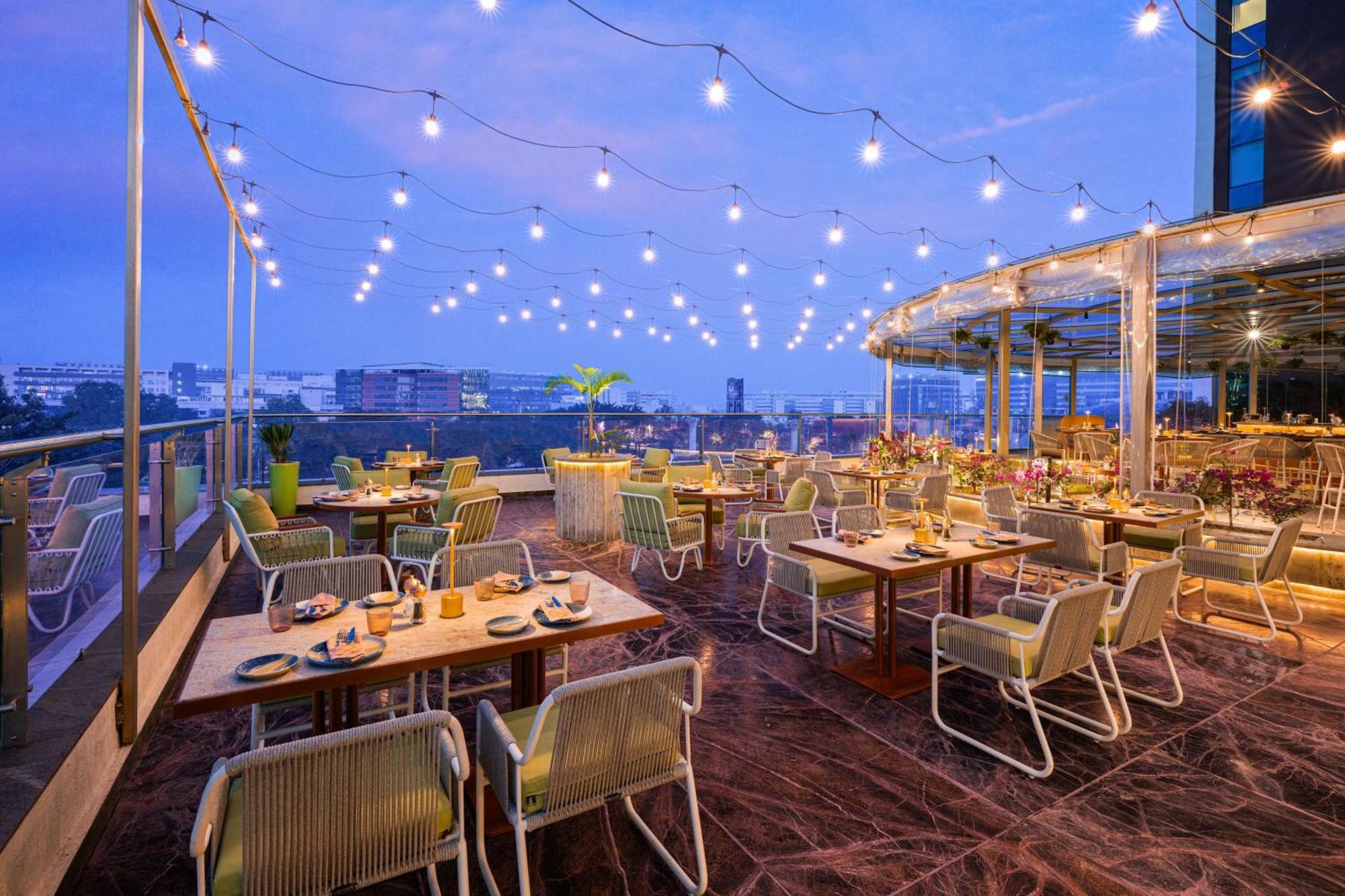 Отель Aloft Bengaluru Outer Ring Road Экстерьер фото