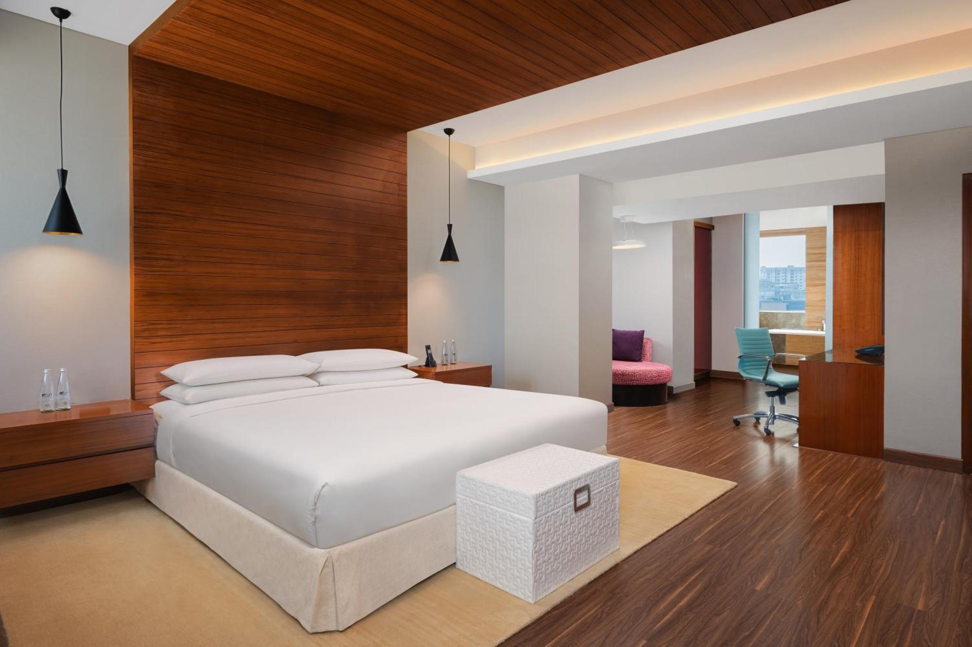 Отель Aloft Bengaluru Outer Ring Road Экстерьер фото