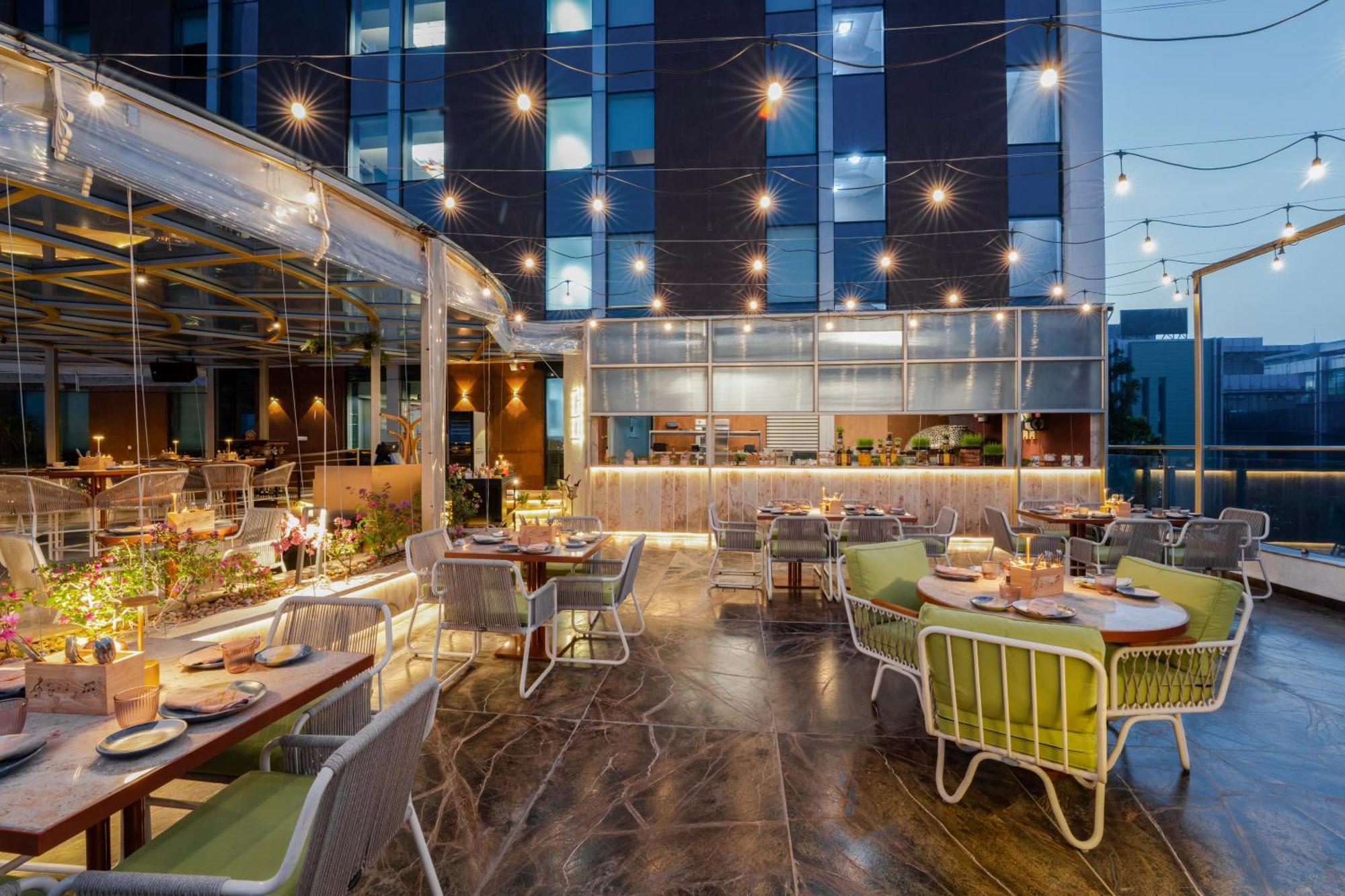 Отель Aloft Bengaluru Outer Ring Road Экстерьер фото