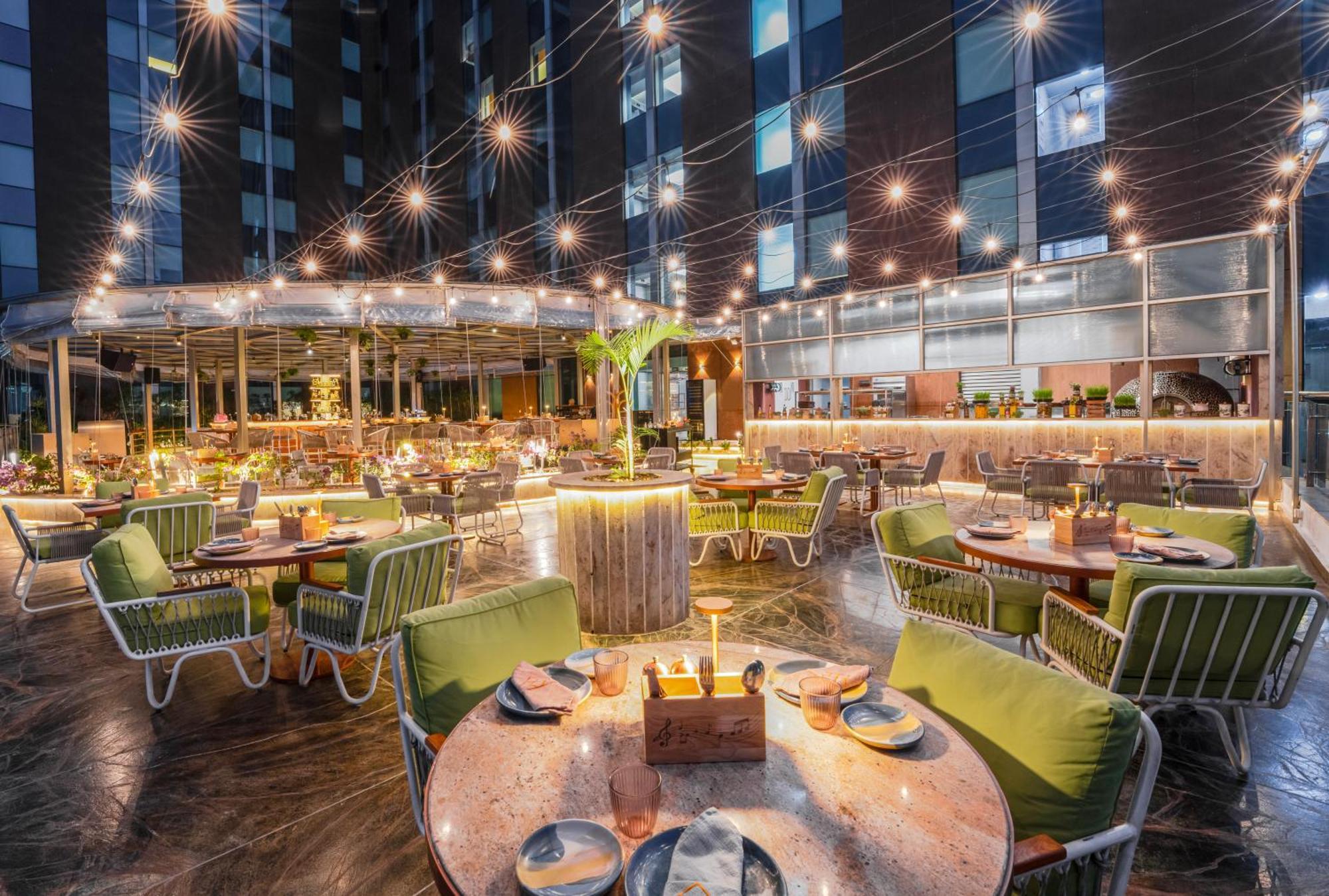 Отель Aloft Bengaluru Outer Ring Road Экстерьер фото