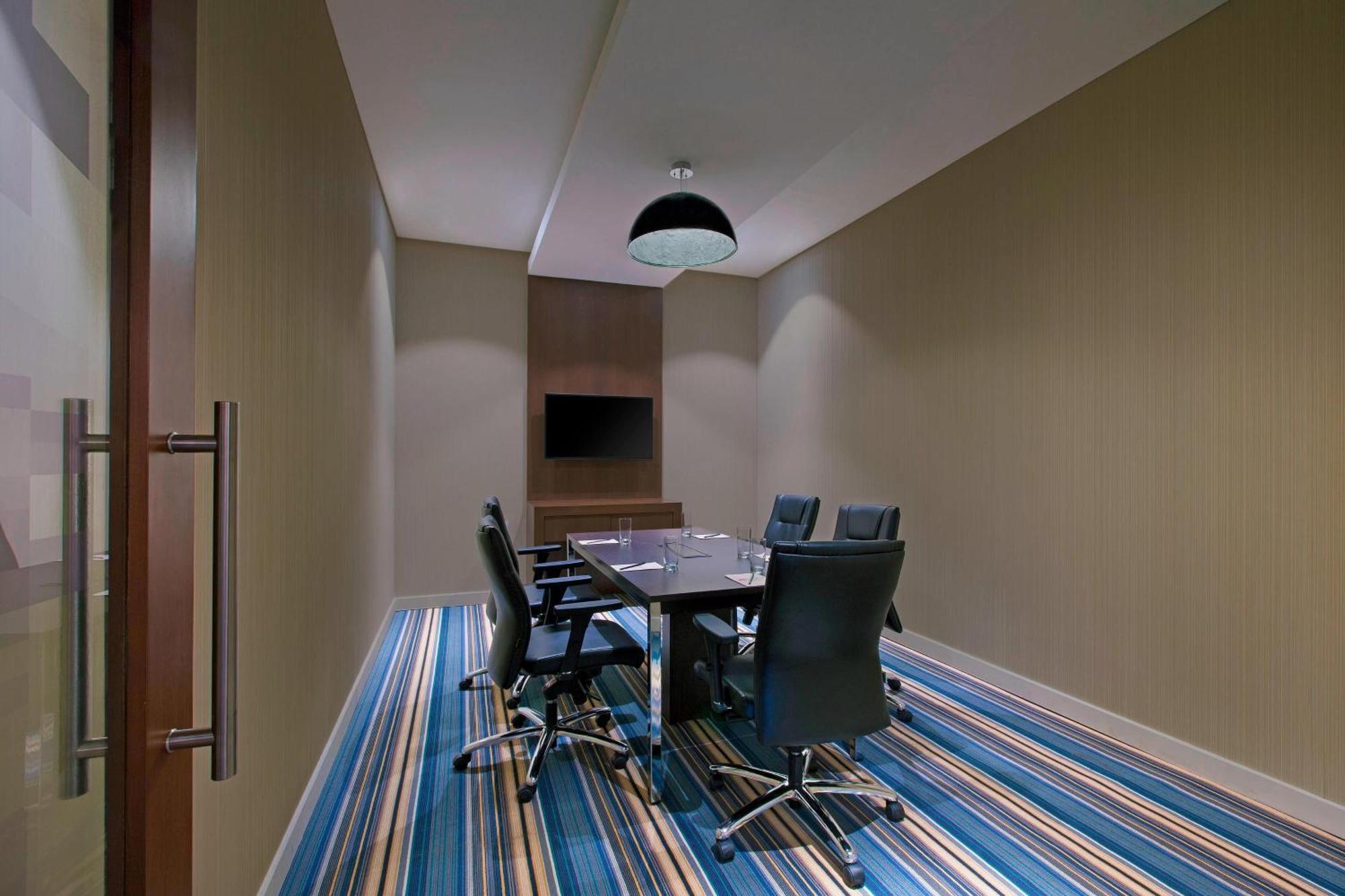 Отель Aloft Bengaluru Outer Ring Road Экстерьер фото